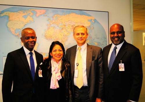 John Simpkins, Karen Tse, Marco Nicoli (Chef de projet sénior du Forum international), et Sanjeewa Liyanage, suite à l’entretien sur la collaboration d’IBJ avec le Forum international.