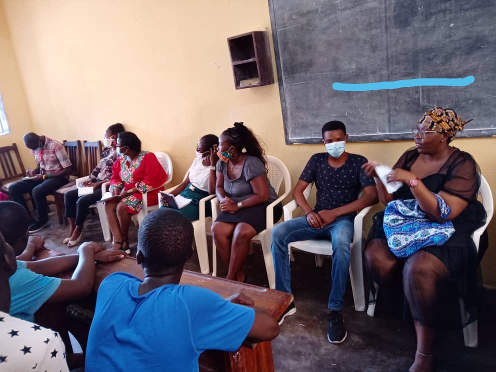 2 YJC au Cameroun ont eu une discussion éducative avec des mineurs incarcérés dans la prison de Douala, et les représentants/officiels de la prison. Cette rencontre a eu lieu dans le cadre du projet AAIED de notre champion de la justice des jeunes.