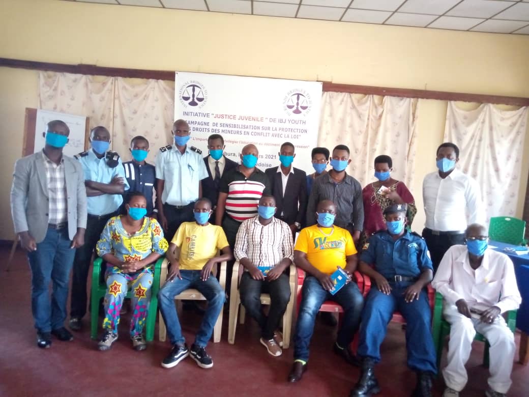 Cette photo a été prise après une session d'échange entre les administrateurs locaux, les officiers de police judiciaire et les représentants des centres de développement familial affectés à la zone d'intervention (Musaga-Burundi). Nous avons discuté des problèmes existentiels de procédure et de quelles façons nous pouvons améliorer l'accès à la justice pour les jeunes.