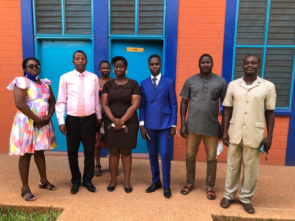 Photo prise au Centre d'accès au droit et à la justice pour enfants. Le projet soutenu par IBJ du centre de jeunes Vanessa Arytiey au Togo a permis de prendre en charge un garçon de 16 ans. Ce garçon a passé 3 ans en détention sans avoir accès à la justice. Le projet de notre YJC lui a fourni la représentation légale d'un avocat compétent. Il a été libéré et placé dans un centre d'accueil.