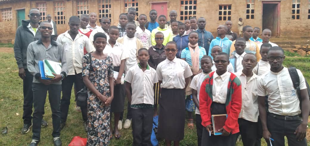 Une photo des jeunes qui seront des acteurs dans nos jeux, spectacles et théâtres en rapport avec la justice juvénile que nous prévoyons utiliser comme moyens de sensibilisation des droits des enfants en conflit avec la loi pour la prochaine occasion.